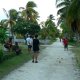 15- Partie de petanque avec les enfants dans une rue de Raroia 